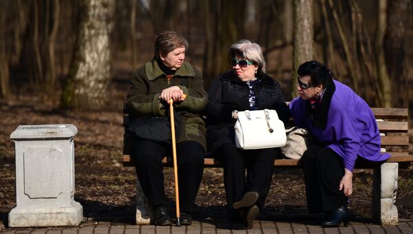 Пожилые женщины отдыхают на скамейке в парке Кузьминки-Люблино, архивное фото