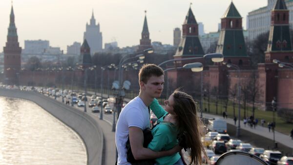 Молодые люди на Большом Москворецком мосту. Архивное фото