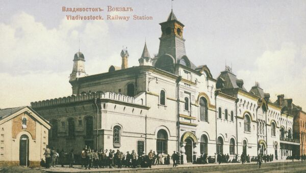Железнодорожный вокзал города Владивостока. Репродукция почтовой открытки начала XX века.