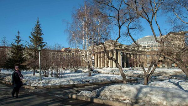 Сквер перед Новосибирским театром оперы и балета. Архивное фото