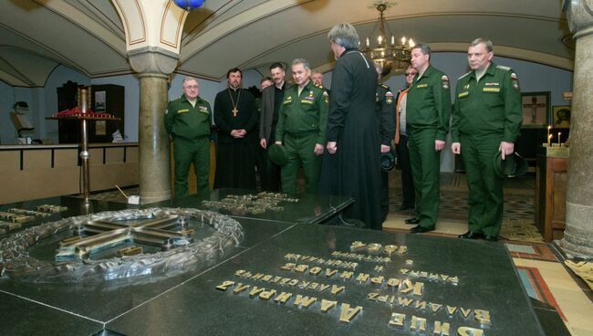 Министр обороны РФ Сергей Шойгу (четвертый слева) во время посещения усыпальницы русских адмиралов Нахимова, Истомина, Корнилова, Лазарева