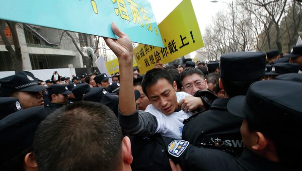 Манифестация родственников пассажиров пропавшего Boeing 777 у посольства Малайзии в Пекине закончилась столкновениями с полицией. Фото с места события