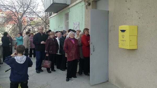 Очередь в отделение почты в Симферополе, где начали выдавать российскую пенсию. Фото с места события