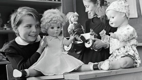 Девочки на уроке труда демонстрируют одежду для кукол, 1965 год