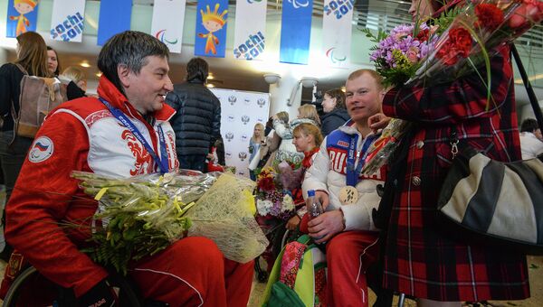 Керлингист Марат Романов (слева) и следж-хоккеист Максим Андриянов. Встреча медалистов Паралимпийских игр в Москве