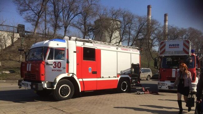 Пожарные машины у станции метро Волгоградский проспект в Москве, где произошло задымление. Фото с места события