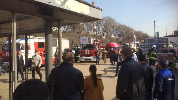 Пожарные у входа на станцию московского метро Волгоградский проспект