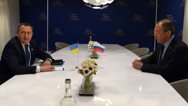 Министр иностранных дел РФ Сергей Лавров (справа) и исполняющий обязанности главы МИД Украины Андрей Дещица, архивное фото