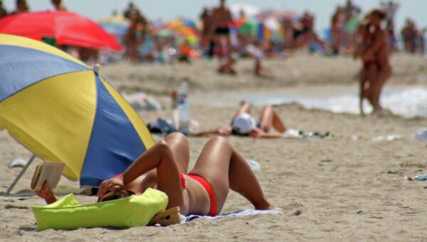 Женщина отдыхает на пляже в Крыму