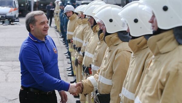 Глава МЧС России Владимир  Пучков и крымские спасатели. Архивное фото