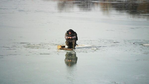 Рыбак на льду. Архивное фото