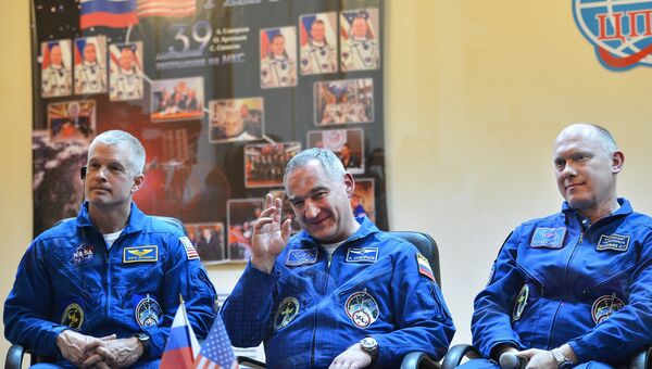 Члены экипажа экспедиции на Международную космическую станцию (МКС) астронавт НАСА Стивен Свонсон и космонавты Роскосмоса Александр Скворцов, Олег Артемьев (слева направо). Архивное фото