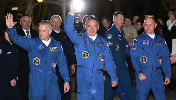 Члены экипажа экспедиции на Международную космическую станцию (МКС) астронавт НАСА Стивен Свонсон и космонавты Роскосмоса Александр Скворцов, Олег Артемьев (слева направо). Архивное фото