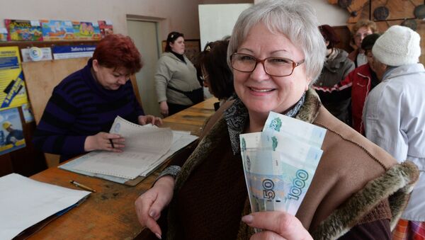 Выдача пенсий в Крыму. Архивное фото