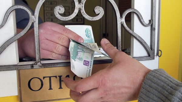 Житель Симферополя меняет валюту на российские рубли, архивное фото