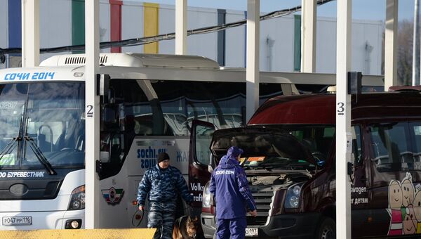Досмотр транспорта при въезде в Олимпийский парк в Сочи.
