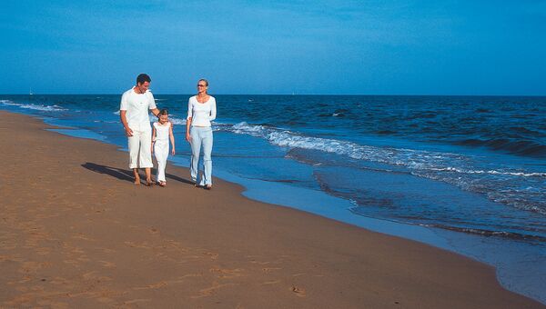 Семья гуляет по пляжу в испанской Мурсии. Архивное фото