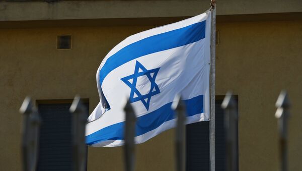 Флаг на территории посольства Израиля в Москве. Архивное фото