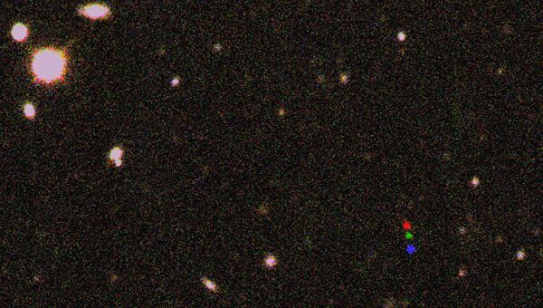 Снимки карликовой планеты 2012 VP113 (красная, зеленая и синяя точки), которую авторы статьи предлагают назвать в честь  Джозефа Байдена