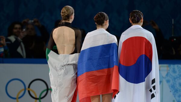 Каролина Костнер (Италия) - бронзовая медаль, Аделина Сотникова (Россия) - золотая медаль, Ким Ю На (Южная Корея) - серебряная медаль (слева направо)