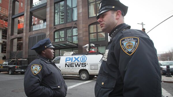 Полиция стоит возле дома Лоурен Скотт в Нью-Йорке