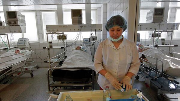 Медсестра готовит процедуры для пациентов. Архивное фото