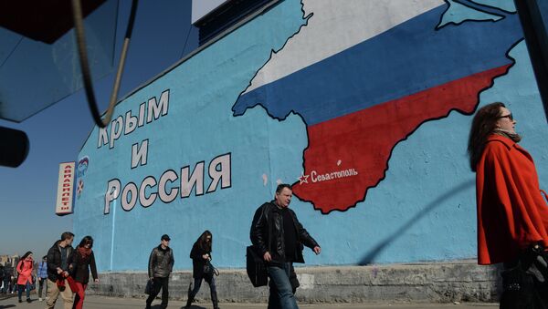 Патриотические граффити о воссоединении Крыма и России. Архивное фото