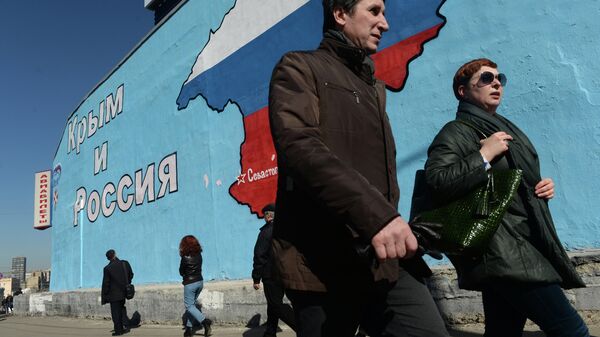 Патриотические граффити  о воссоединении Крыма и России. Архивное фото