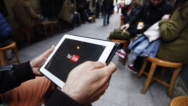 Человек пытается подключиться к веб-сайту Youtube в кафе в Стамбуле