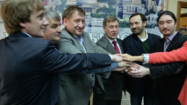 Выдвижение единого кандидата от оппозиции Анатолия локтя (в центре) на выборах мэра Новосибирска, фото с места события