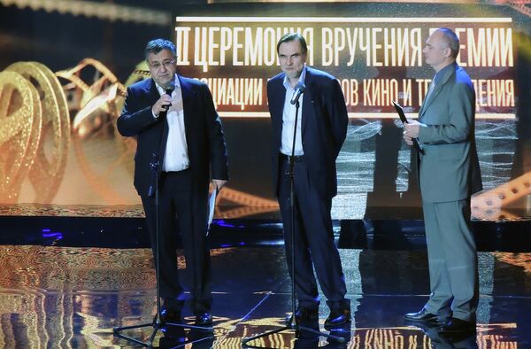Александр Акопов и Сергей Сельянов во время церемонии вручения призов за лучшие сериалы 2013 Александр Акопов и Сергей Сельянов во время церемонии вручения призов за лучшие сериалы 2013