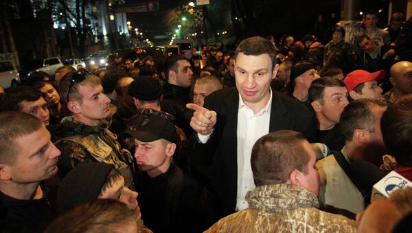 Лидер партии УДАР Виталий Кличко вышел на переговоры к радикалам из Правого сектора. Фото с места события