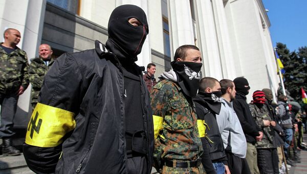 Радикалы из Правого сектора возле здания Верховной рады в Киеве
