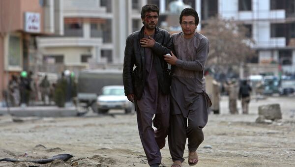 Постадавшие от нападения талибов в Кабуле. 28 марта 2014
