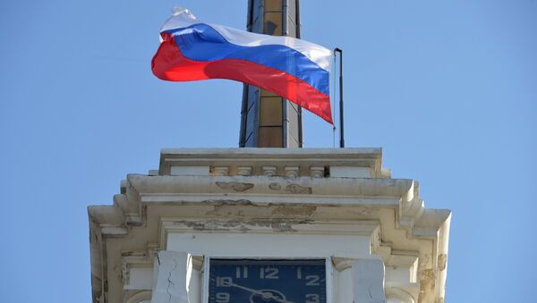 Часы на башне драматического театра на площади Ушакова в Севастополе. Архивное фото