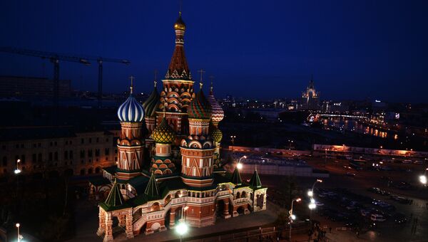 Вид на Храм Василия Блаженного с подсветкой перед началом экологической акции Час Земли в Москве.