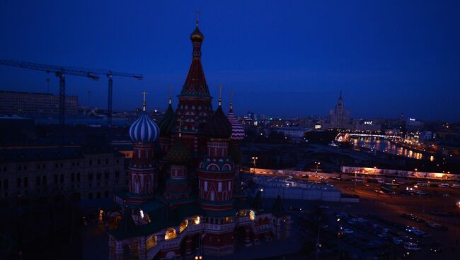 Вид на Храм Василия Блаженного после отключения подсветки в рамках экологической акции Час Земли в Москве.