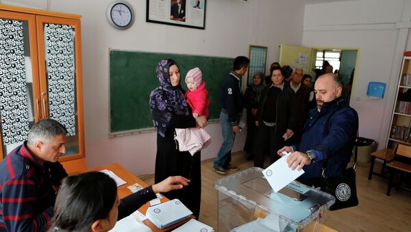 Люди пришли проголосовать на избирательный участок в Анкаре