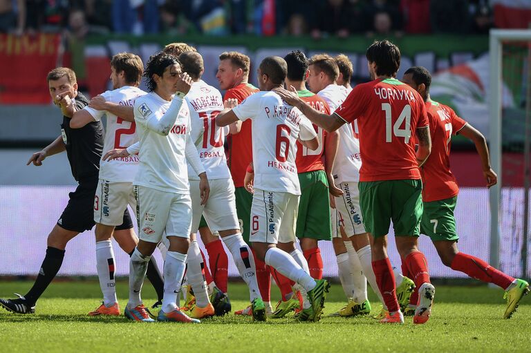 Главный судья Михаил Вилков (слева) в матче Локомотив - Спартак