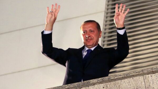 Премьер Турции Реджеп Тайип Эрдоган приветствует сторонников. Архивное фото.