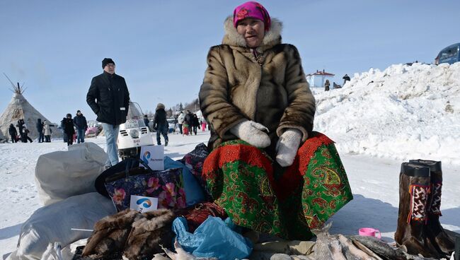 Женщина продает рыбу на празднике Дня оленевода в Салехарде. Архивное фото