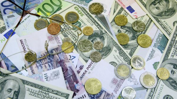 Денежные купюры и монеты: доллары США, евро, рубли