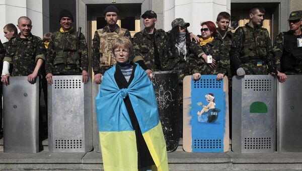 Возле здания Верховной рады в Киеве. Архивное фото