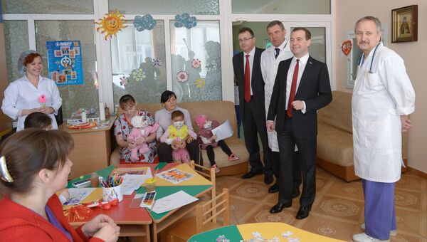 Премьер-министр РФ Дмитрий Медведев во время посещения в Симферополе Детской республиканской больницы. Фото с места события