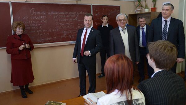 Дмитрий Медведев во время посещения в Симферополе гимназии имени К. Д. Ушинского