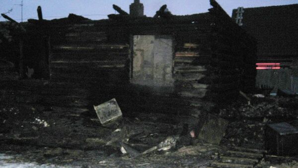 Сгоревший в результате пожара дом в деревне Космаково Ярковского района Тюменской области. Фото с места события