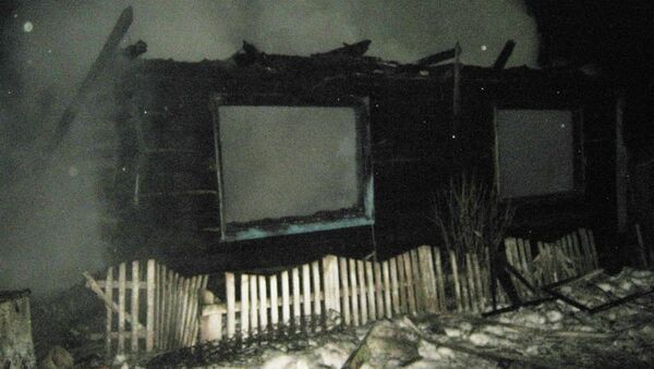 Сгоревший в результате пожара дом в деревне Космаково Ярковского района Тюменской области. Фото с места события