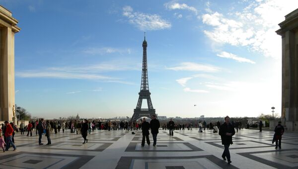 Эйфелева башня в Париже. Архивное фото