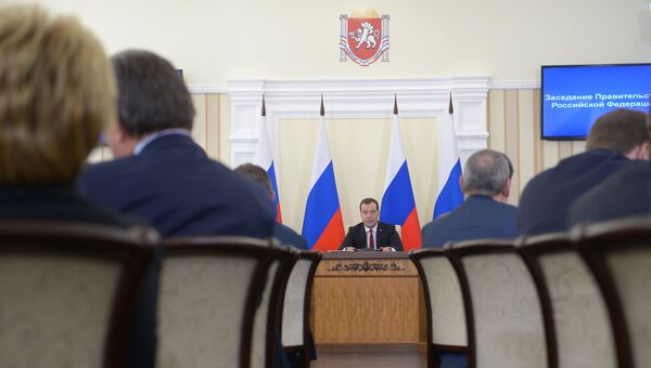 Премьер-министр РФ Дмитрий Медведев проводит совещание по социально-экономическому развитию Крыма и Севастополя.