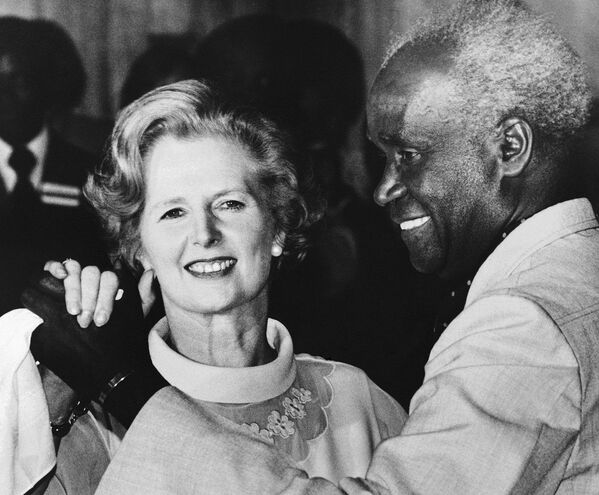 Премьер-министр Великобритании Маргарет Тэтчер и президент Зимбабве Кеннет Каунда
